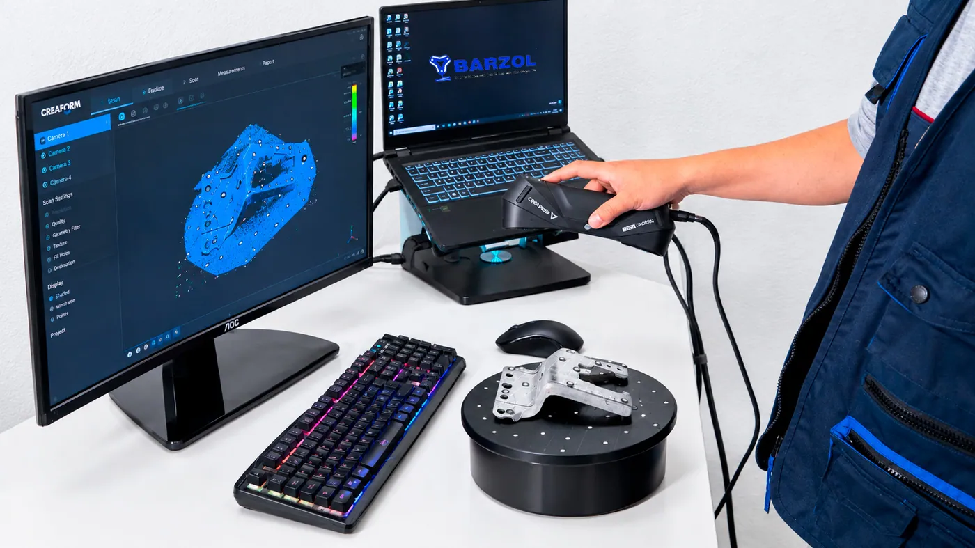 Escaneo 3D de una pieza metálica sobre la plataforma giratoria