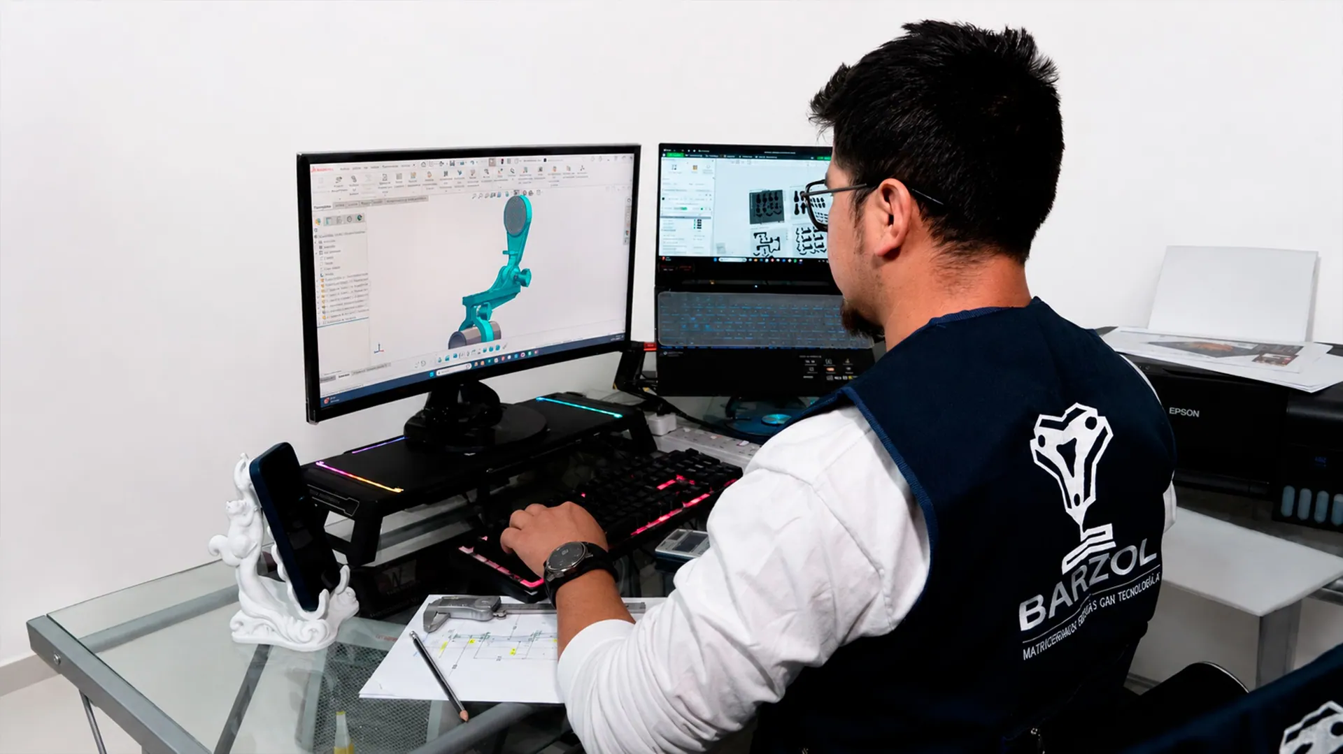 Ingeniero de Barzol diseñando en CAD un soporte para celular