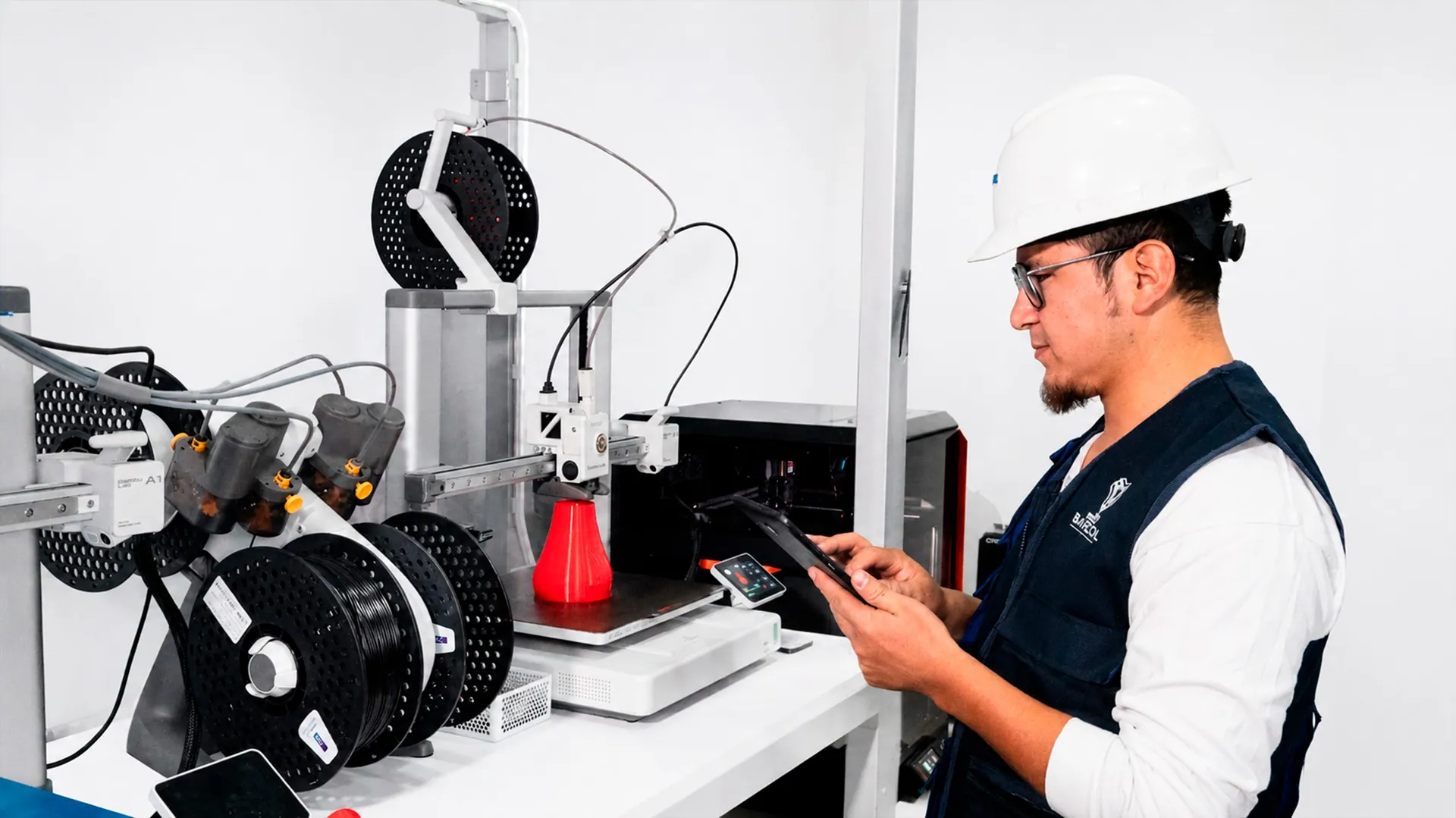 Ingeniero de Barzol supervisando la impresión 3D de una sordina